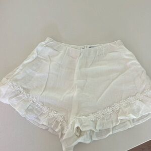 Light gauze shorts with daisy trim.